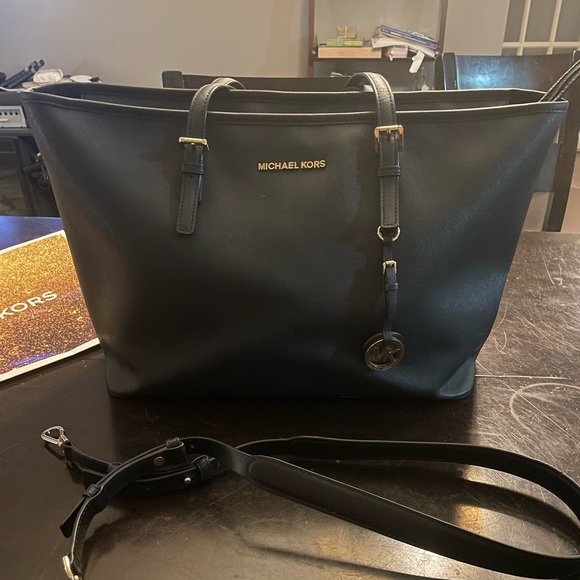 Micheline Kors Bag with laptop compartment. - Picture 2 of 9